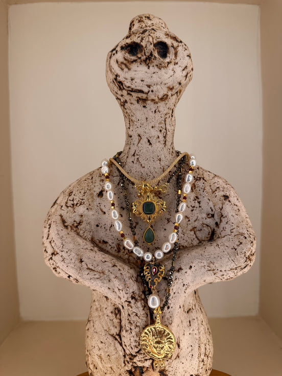 Pearl Necklace with granate stone